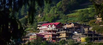 Abhishek Homestay Duplex: Experience Comfort and Scenic Bliss in Shoja