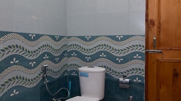 Een douche, een bidet, handdoeken, zeep