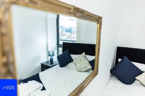 2 habitaciones, escritorio, tabla de planchar con plancha y wifi gratis 