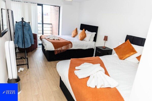 2 habitaciones, escritorio, tabla de planchar con plancha y wifi gratis 