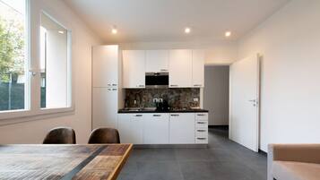 Frigorifero, microonde, piano cottura, lavastoviglie