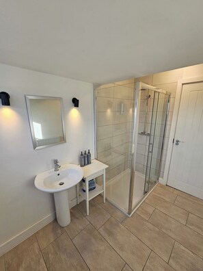 Apartamento | Banheiro | Chuveiro, secador de cabelo, toalhas de banho 