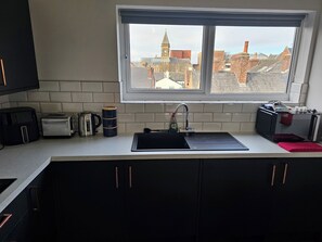 Apartment | Private kitchen | Fridge, microwave, oven, stovetop - Apartmentsleeps4-marketquarter-wifi-parking (Southport)