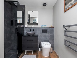 Shower, eco-friendly toiletries, hair dryer, towels - Stylish Apartment by London Fields with a Balcony - Pass the Keys (London)