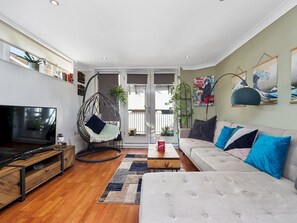 TV - Stylish Apartment by London Fields with a Balcony - Pass the Keys (London)