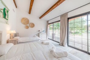 8 bedrooms, iron/ironing board, WiFi, bed sheets