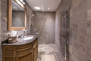 Dusche, kostenlose Toilettenartikel, Haartrockner, Handtücher