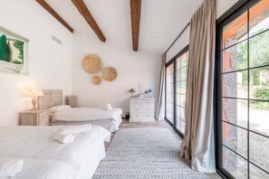 8 bedrooms, iron/ironing board, WiFi, bed sheets