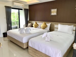 Standaard driepersoonskamer | Luxe beddengoed, een bureau, gratis wifi, beddengoed
