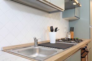 Cafetière/bouilloire, batterie de cuisine, vaisselle et ustensiles