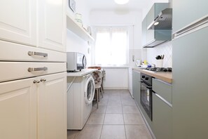 Coffee/tea maker, cookware/dishes/utensils