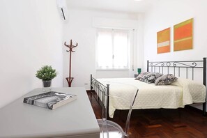 2 bedrooms, desk, WiFi