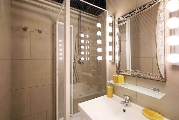 Regadera, bidet, jabón, shampoo 