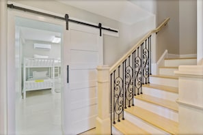 House | 4 bedrooms, Internet - Beach House Mansion- Private Beach Walk Over (Flagler Beach)