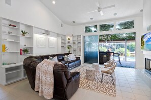 House | 4 bedrooms, desk, Internet - Luxury Heated Pool Home on Saltwater Canal w Tiki (Palm Coast)