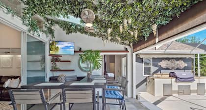 Luxury Heated Pool Home on Saltwater Canal w Tiki