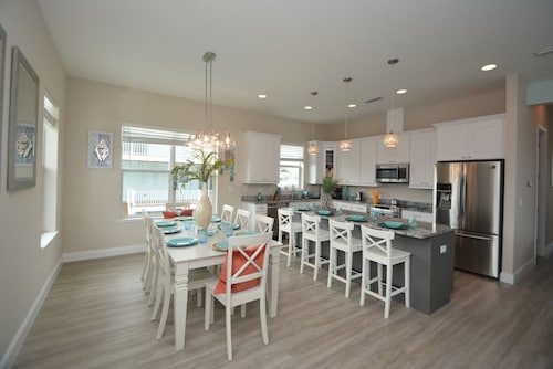 Beach Front 5 bed 4 Bath Luxury House Hot Tub Fenced Yard Pets Welcome