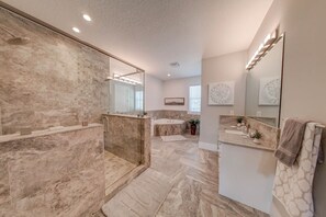 House | 5 bedrooms, Internet - Villa Nautilus Steps Away From the Beach - New Lux 3 Story Pool Hot Tub Home With Elevator (Palm Coast)