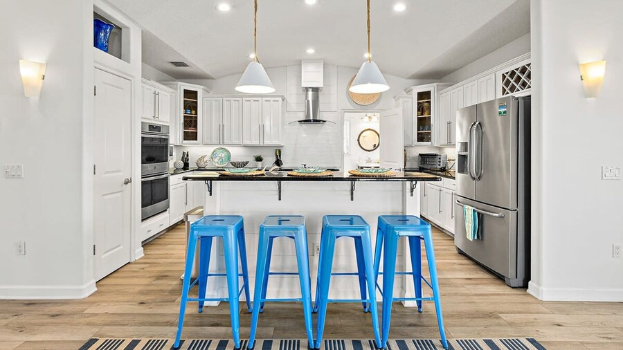 Perfect Beach House 2min Walk With Heated Pool and Hot Tub 4 bed 3 Bath With Pet Friendly