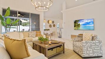 3 bedrooms, desk, Internet