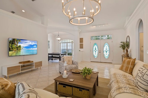 Villa LAS Palmas Beautiful Fenced-in Pool Home With Spa- Sleeps 8