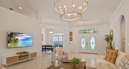 Villa LAS Palmas Beautiful Fenced-in Pool Home With Spa- Sleeps 8