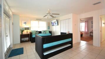 House | 4 bedrooms, desk, Internet