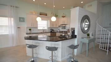 House | 4 bedrooms, desk, Internet