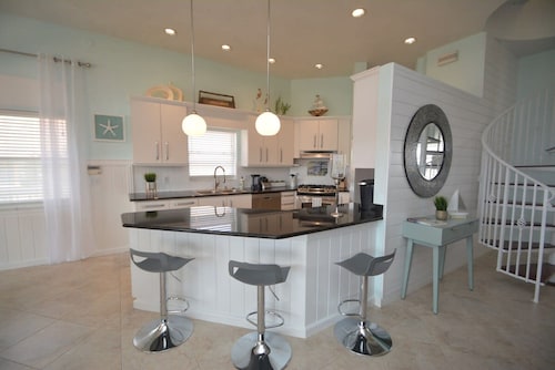 Just Beachy A Luxury Retreat Sleeps 12 3 Levels With Elevator- Perfect for 1-3 Families