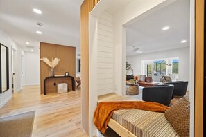 Un intérieur moderne comprenant un comptoir d’accueil, un canapé et un coin repas avec vue.