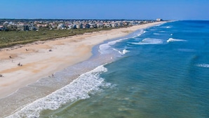 Une plage côtière avec un rivage sablonneux et des vagues.