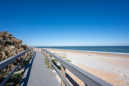 Oceanview Top-floor Penthouse in Surf Club Beach Pool Access