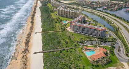 Oceanview Top-floor Penthouse in Surf Club Beach Pool Access