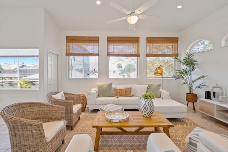 House | 4 bedrooms, Internet. Casa Coral- Heated Infinity Pool Canal Home