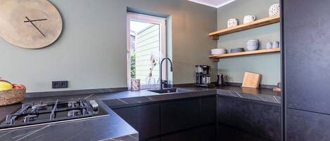 Oppvaskmaskin og høy barnestol