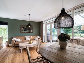 TV - Beautiful private villa for 6 people with pool, WIFI, TV and patio (Vlagtwedde)