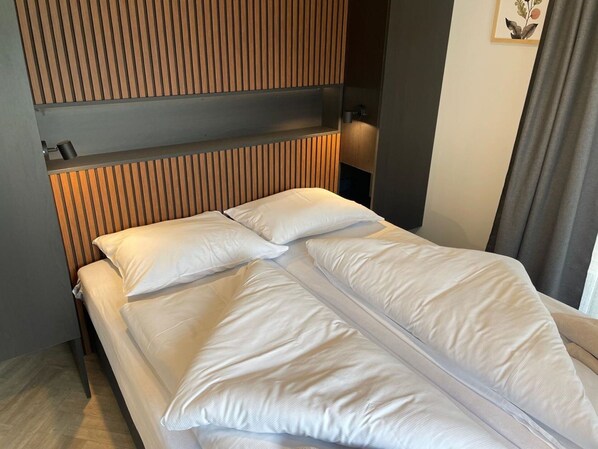 2 bedrooms, travel crib, free WiFi, bed sheets