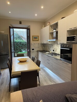 Kühlschrank, Mikrowelle, Ofen, Herdplatte