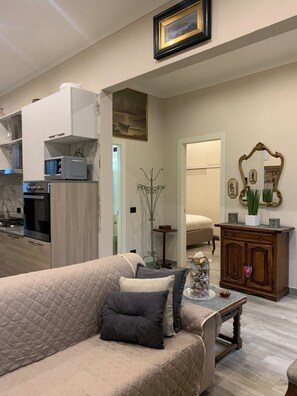 Smart-TV, Bücher, Stereoanlage