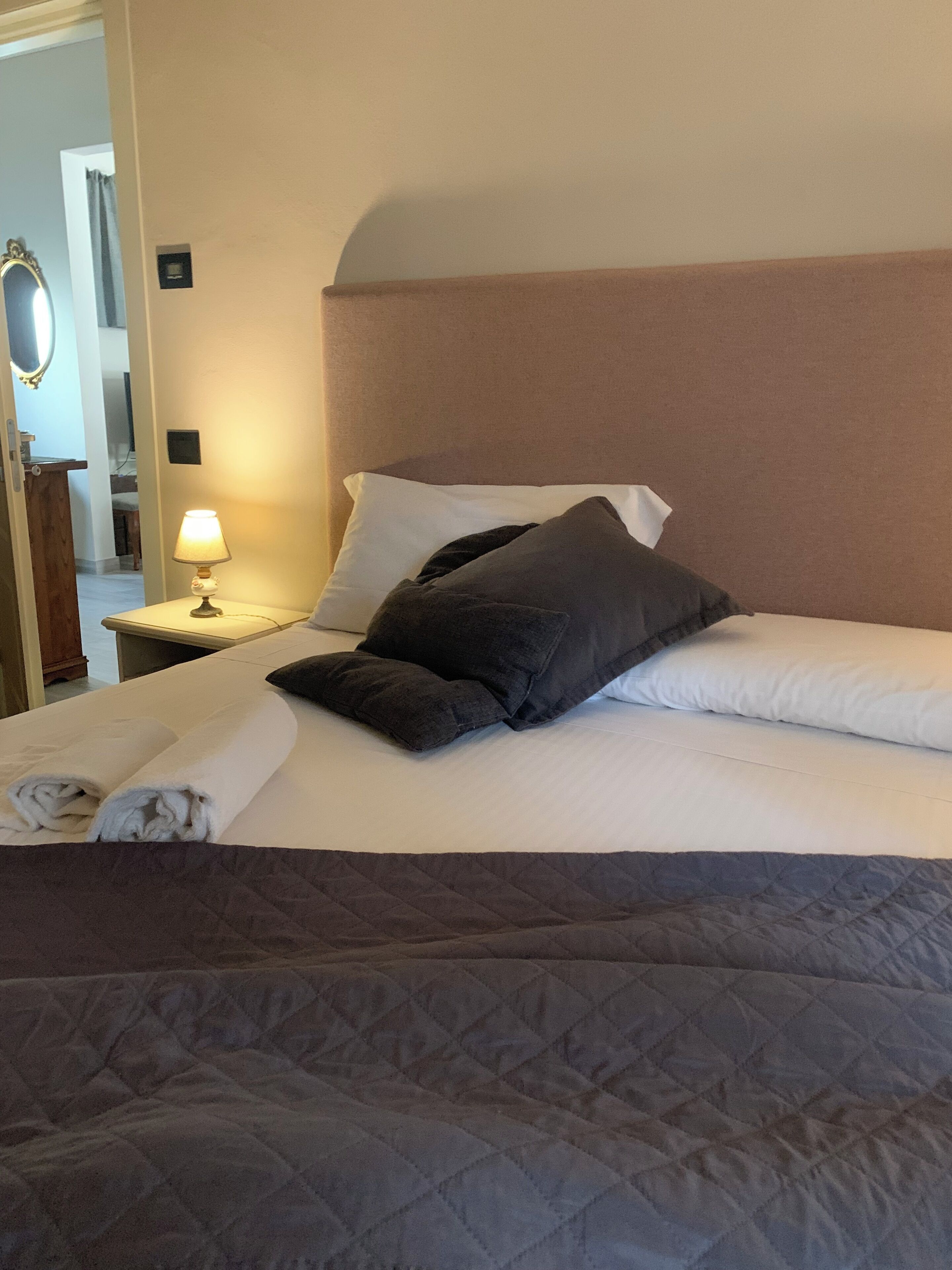 2 habitaciones, escritorio y tabla de planchar con plancha 