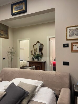 2 Schlafzimmer, Schreibtisch, Bügeleisen/Bügelbrett, Reisekinderbett