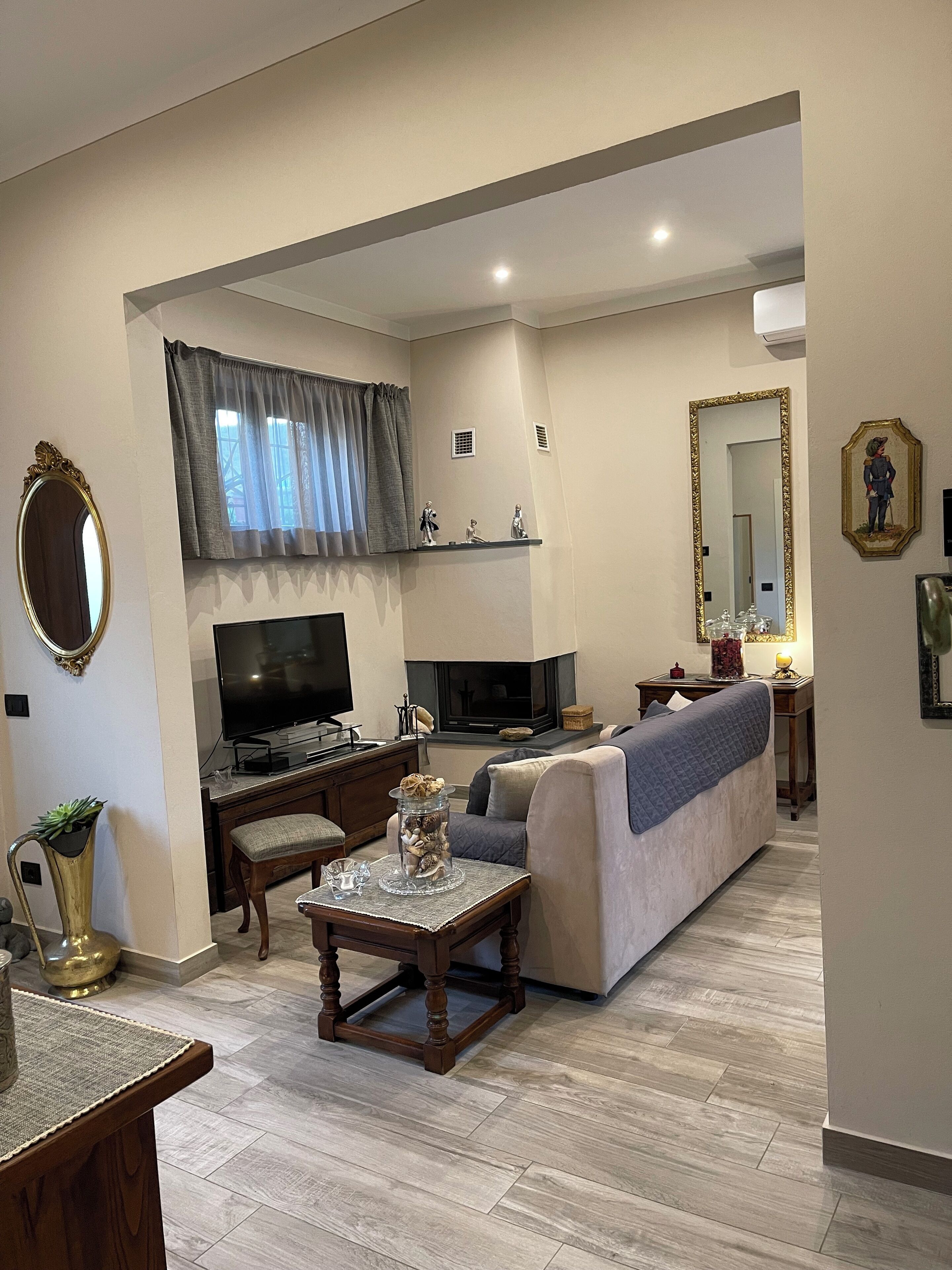 Smart TV, books, stereo