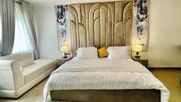 Familiekamer, balkon, uitzicht op de stad | Een bureau, een laptopwerkplek, verduisterende gordijnen