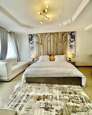 Desk, laptop workspace, blackout drapes, soundproofing - La Grandees Suites and Apartment (Abuja)