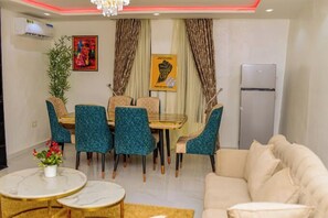 Family Room, Balcony, City View | Dining room