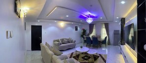 Familierom, balkong, byutsikt | Oppholdsområde