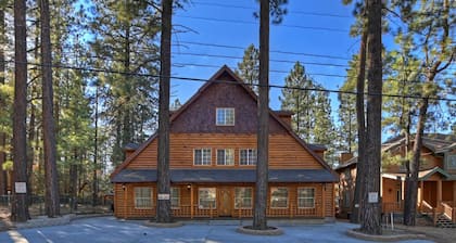 Big 10 Luxury Cabin with HotTub