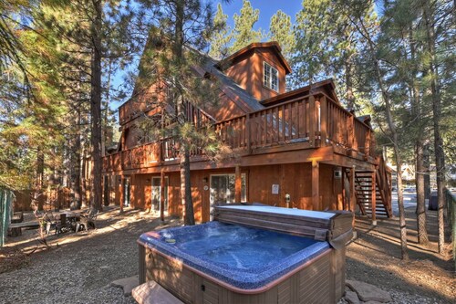 Big 10 Luxury Cabin with HotTub