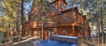 Big 10 Luxury Cabin with HotTub