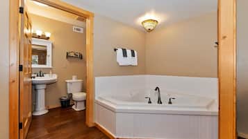 Superior Cabin, Multiple Bedrooms, Hot Tub, Mountain View | Bathroom | Combined shower/tub, free toiletries, hair dryer, towels